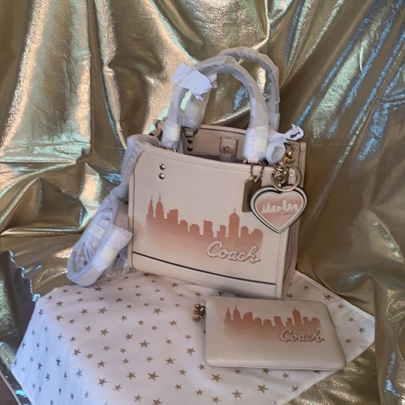 NWT Coach JLO Dempsey Tote 22” with NWT Coach JLO NYC  Wristlet & Bag Charm - Picture 4 of 17